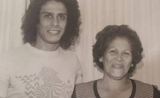 Roberto Dinamite posa ao lado da mãe Neuza em foto