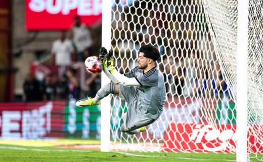 Léo Jardim se destaca como o segundo goleiro das principais ligas com mais pênaltis defendidos no último ano