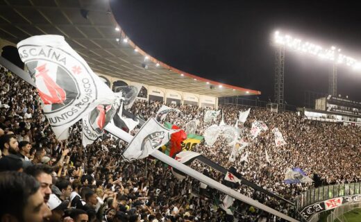 Torcida do Vasco celebra virada em São Januário com festa registrada em fotos