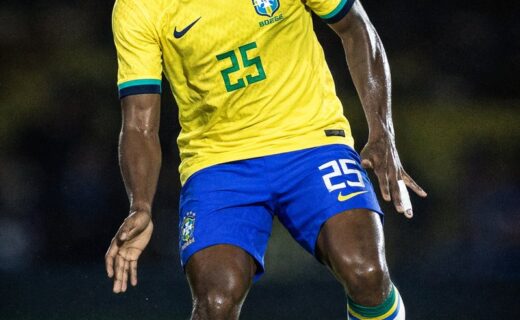 Montagem de Thiago Mendes com a camisa da Seleção Brasileira circula entre torcedores
