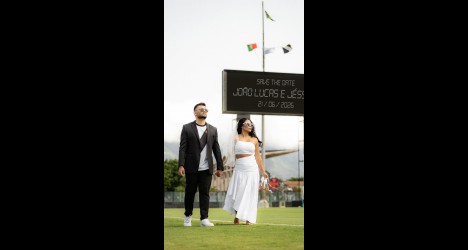 Casal anuncia data de casamento com humor em São Januário; confira o vídeo