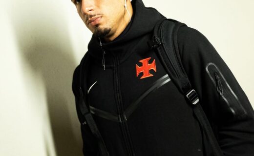 Elenco do Vasco desembarca no Mineirão e clube divulga imagens