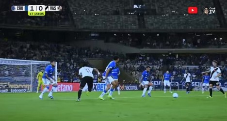 Árbitro ignora VAR em lance polêmico envolvendo Andrés Gómez no primeiro tempo