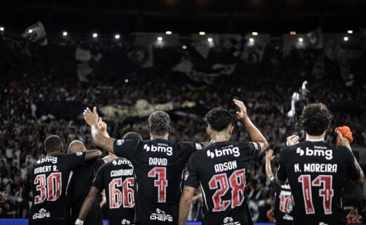 Jogadores do Vasco celebram com a torcida após virada sobre o Fluminense