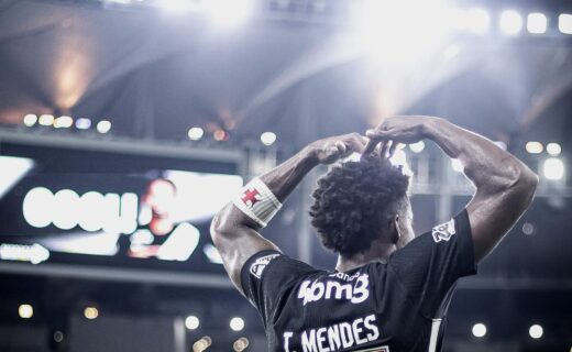 Thiago Mendes, capitão do Vasco, celebra gol em foto publicada após duelo com o Fluminense