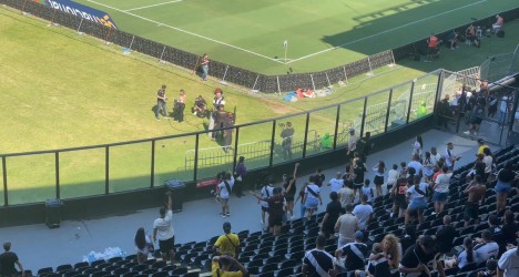 Torcedores recebem camisas do Almirante antes de partida em São Januário