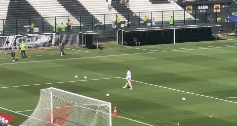 Admar Lopes é flagrado caminhando no gramado de São Januário em vídeo