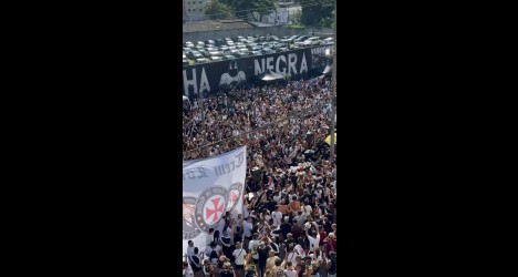 Torcida do Vasco celebra em São Januário antes de confronto com o Grêmio; confira vídeo
