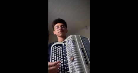 Torcedor vascaíno toca hino do clube em gaita 8 baixos; confira o vídeo