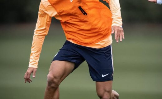 Puma Rodríguez e Andrés Gómez aparecem em treinos de seleções em fotos divulgadas pelo Vasco