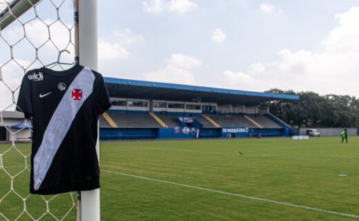 Vasco exibe uniforme preto no Estádio da Montanha para duelo da base feminina contra o Criciúma