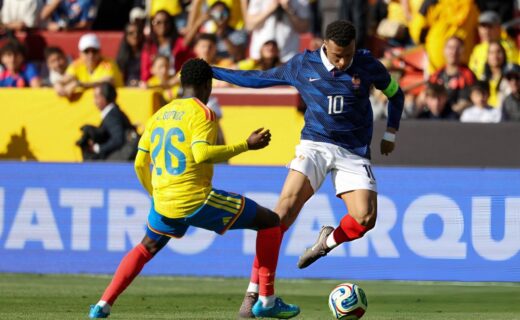 Imagem de Andrés Gómez na marcação de Mbappé em amistoso entre Colômbia e França