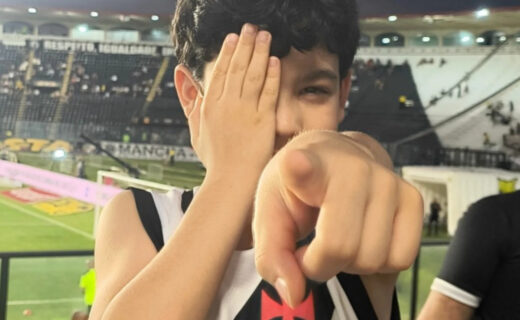 Filho do humorista Vinicius Cacofonias, menino Chico, vascaíno, morre em acidente na Tijuca