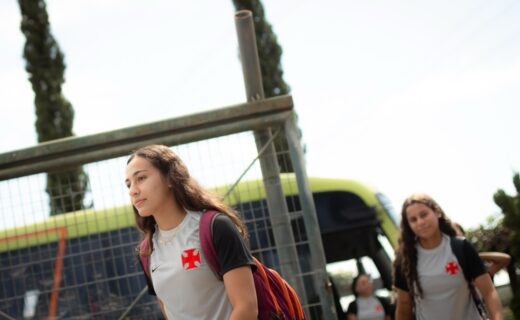 Jogadoras do Vasco chegam ao Nivaldo Pereira e clube divulga imagens na Base Feminina