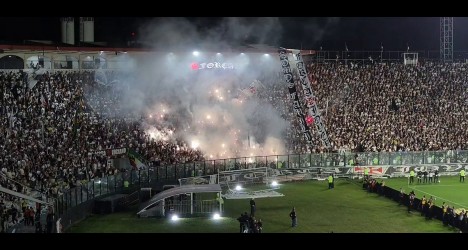 Torcida do Vasco utiliza sinalizadores em clássico contra o Botafogo