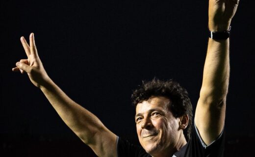 Fernando Diniz, ex-técnico do Vasco, está perto de fechar com o Corinthians