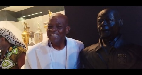 Vasco homenageia Pai Santana com busto inaugurado em São Januário