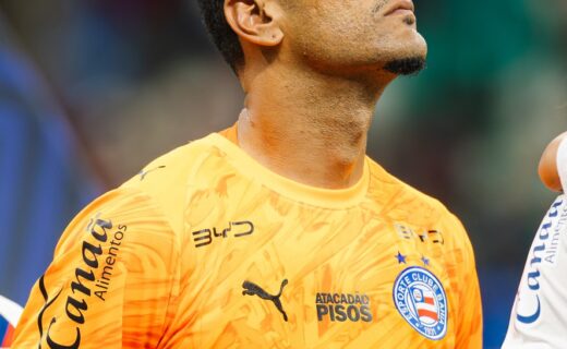 Léo Jardim lidera ranking de defesas no Brasileirão