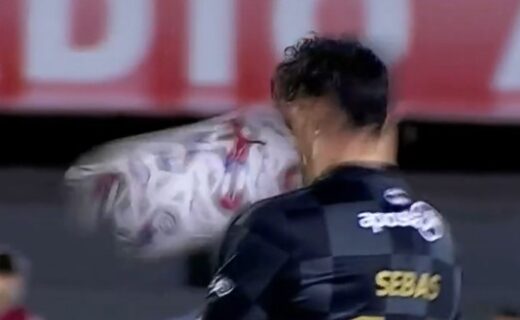 Sebástian Ferreira, ex-Vasco, marca gol inusitado no Paraguai após levar bolada no rosto e perder pênalti