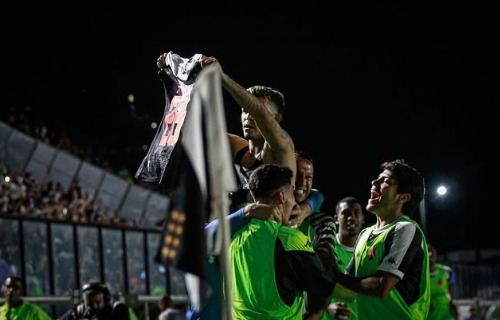 Adson celebra gol pelo Vasco com foto nas redes sociais