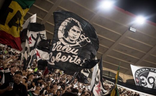 Vasco presta homenagem a Roberto Dinamite com bandeira: ‘Ao maior de todos’