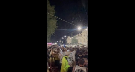 Torcida do Vasco celebra em frente a São Januário após gols em emocionante festa