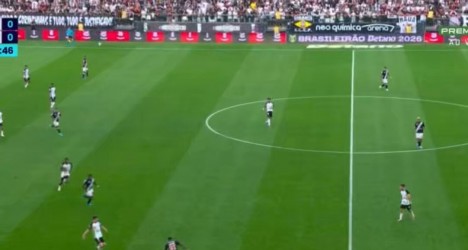 Cartão amarelo para Thiago Mendes e Tchê Tchê após reclamações sobre falta de jogador do Corinthians