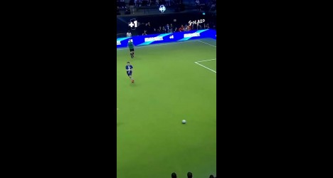 Ex-vascaíno Souza brilha como goleiro em vídeo com defesas impressionantes