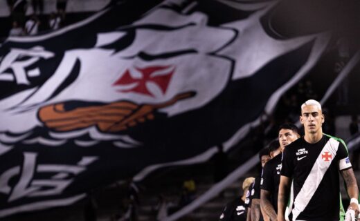 Vasco compartilha imagem do time entrando em campo para duelo contra o Olimpia