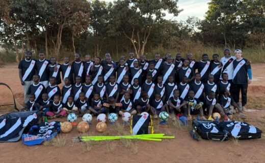 Torcedores do Vasco presenteiam crianças de Malawi com camisas do clube