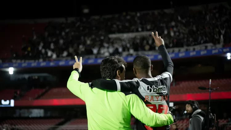20260518-211024-1-rayan-revelou-que-fernando-diniz-lhe-prometeu-coloca-lo-na-selecao-no-primeiro-dia-de-treino-do-vasco-imagem-matheus-limavasco-1 Rayan revelou que Fernando Diniz lhe prometeu colocá-lo na seleção no primeiro dia de treino do Vasco Imagem: Matheus Lima/Vasco