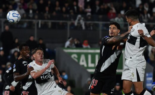 Vasco é surpreendido novamente por gols em jogadas de bola aérea