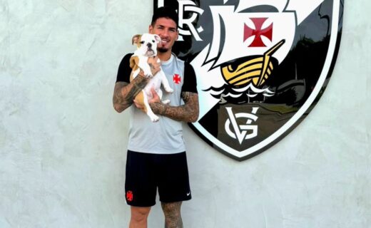 Vasco recebe filhote de buldogue inglês no CT com a presença de Saldivia