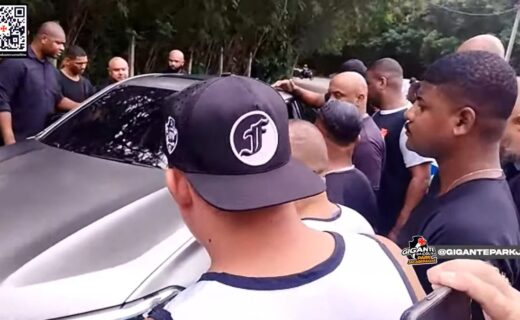 Jogadores são abordados por torcedores na entrada do CT Moacyr Barbosa; confira fotos