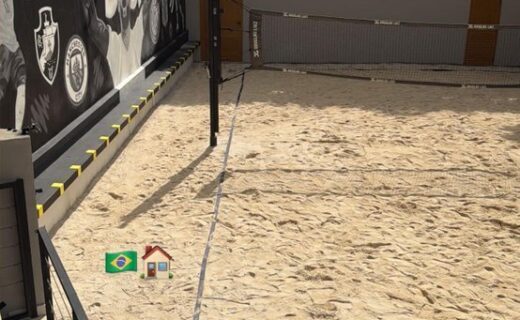 Vasco: Douglas Luiz compartilha imagem de quadra de futevôlei em casa com escudo do clube pintado