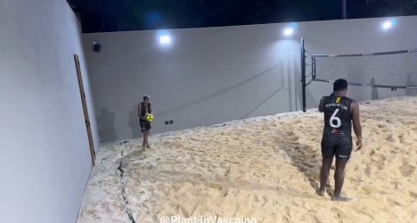 Douglas Luiz joga futevôlei em casa com irmão de Talles Magno e celebra gol do Vasco