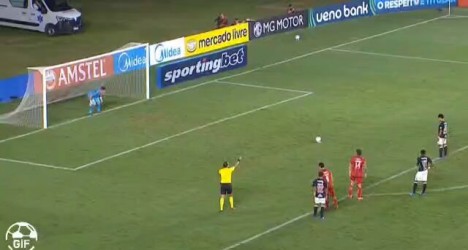 Barracas Central: goleiro brilha ao defender pênalti de Brenner com placar em 3 a 0