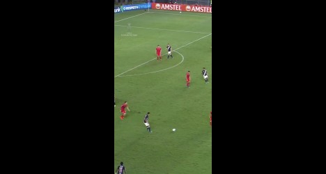 Andrés Gómez brilha com belo lance em partida contra o Barracas Central
