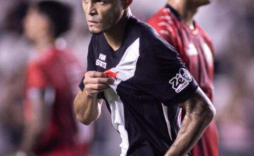 Adson brilha como titular do Vasco: confira seus números impressionantes