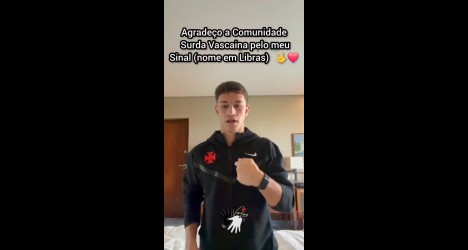 Bruno Lopes homenageia comunidade surda vascaína ao revelar seu sinal; assista ao vídeo