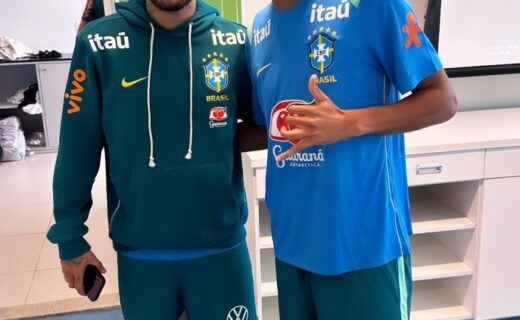 Bruno André, zagueiro da base do Vasco, registra momento ao lado de Neymar na Granja Comary