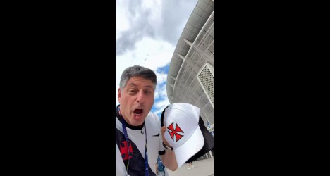 Torcedores do Arsenal e PSG recebem bonés do Vasco durante evento na Hungria