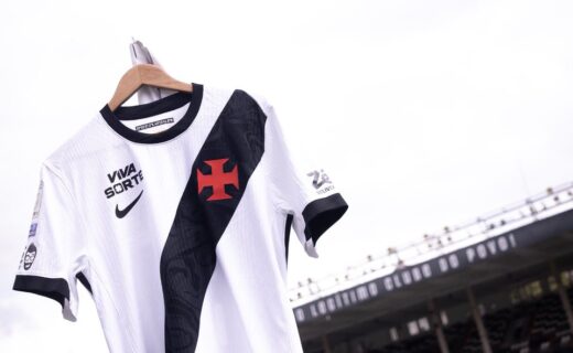 Vasco disputa partida com camisa branca diante do Atlético-MG
