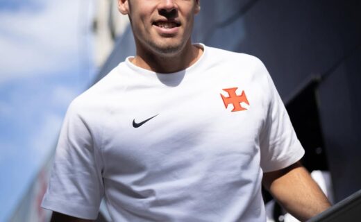 Vasco chega a São Januário; confira fotos da chegada do elenco