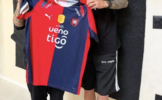 Biro, funcionário do Vasco, é presenteado com camisa do Cerro Porteño durante visita a Vegetti; confira imagem