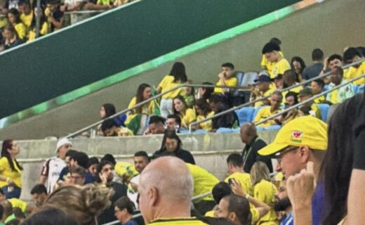Torcedor exibe camisa do Brasil em homenagem a Rayan no Maracanã