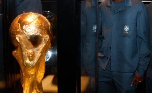 Rayan admira taça da Copa do Mundo em Museu da CBF e foto se torna viral
