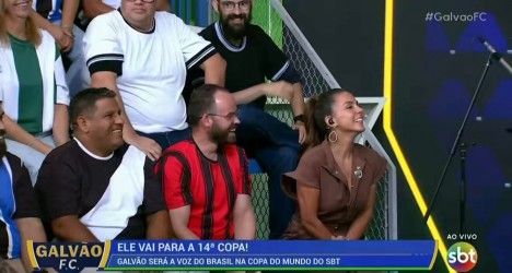 Vascaínos Neguerê e Carol Barcellos interpretam música de Rayan no programa ‘Galvão F.C.’ do SBT; assista ao vídeo