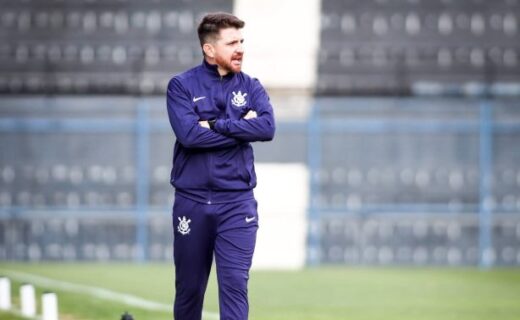 Paulinho, novo lateral, consulta ex-técnico William Batista sobre o Vasco
