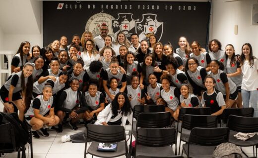 Feminino: Vilmara, estudante de fisioterapia, realiza ação com jogadoras da base do Vasco